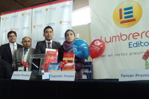 SORTEO. Representante del Ministerio del Interior y de Lumbreras Editores entregaron premios.