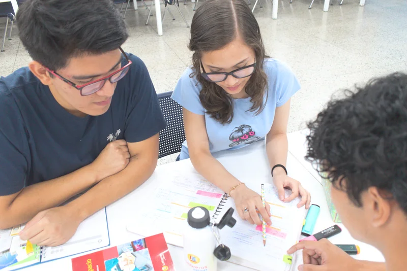 Estudiantes practicando ejercicios