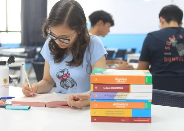 Estudiante con Lumbreras Editores