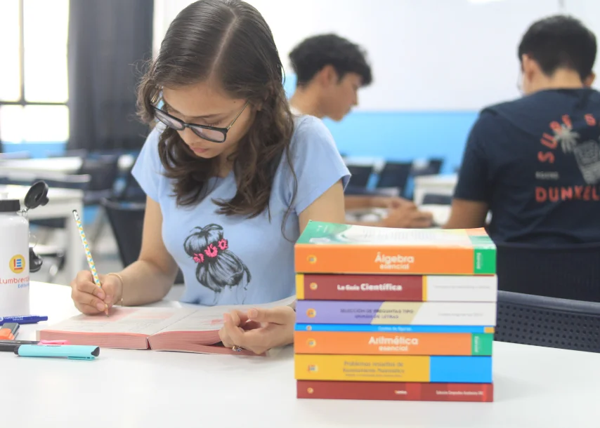 Estudiante con Lumbreras Editores