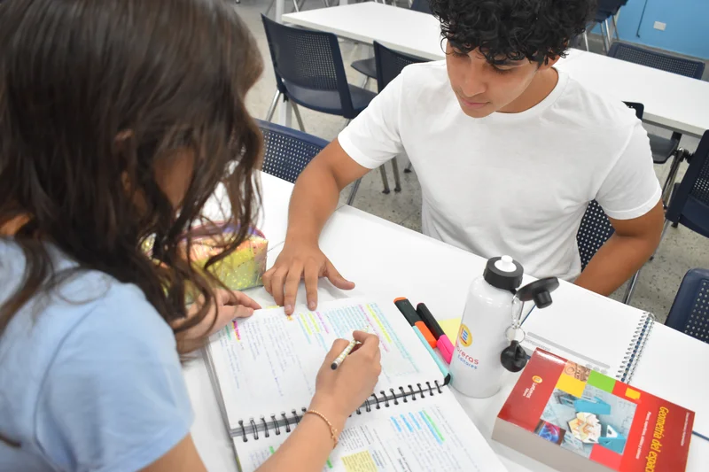 Estudiantes en biblioteca