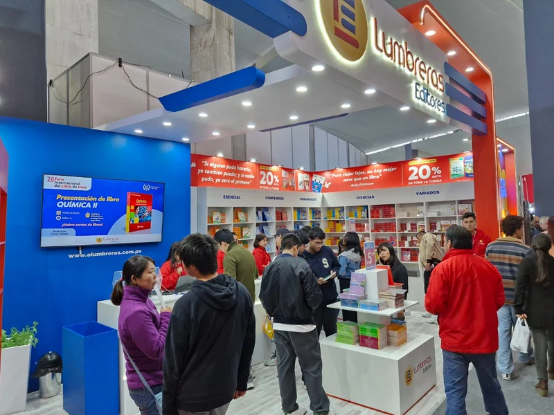 Libros preuniversitarios en el Stand FIL Lima de Lumbreras Editores